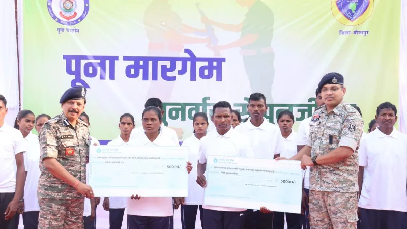 Chhattisgarh: सुरक्षाबलों को मिली बड़ी सफलता, मुख्यधारा में लौटे 51 नक्सली; करोड़ों का इनाम था घोषित