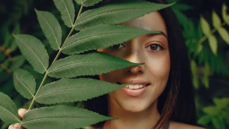 चेहरे की चमक बढ़ाने से लेकर इंफेक्शन तक, नीम देता है नेचुरल इलाज; ऐसे करें इस्तेमाल