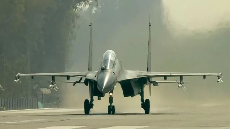 राफेल, Su-30MKI, C-130J... मोरन हाईवे पर लैंड हुए भारतीय वायुसेना के विमान, निहारते रहे पीएम मोदी