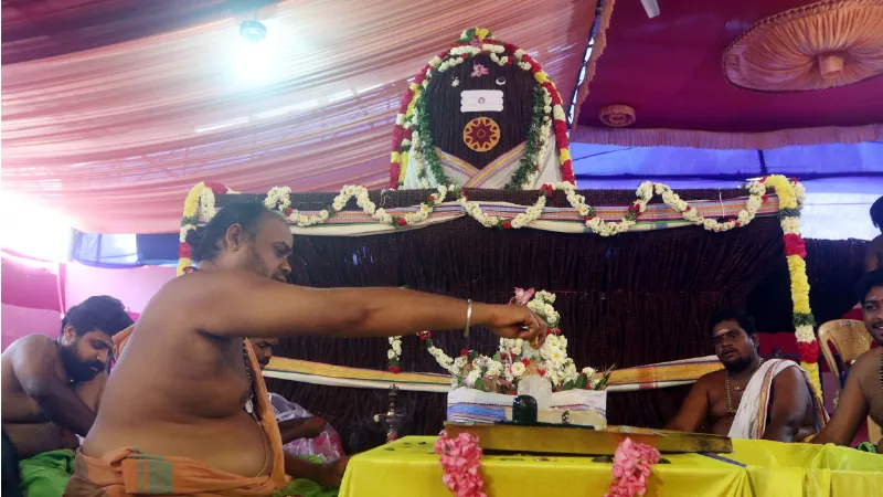 Dharm Do not offer these things to Shivling on Mahashivratri 2026 when is the puja muhurta and fasting time