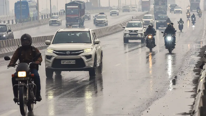दिल्ली के मौसम ने ली अचानक करवट, रिकॉर्ड गर्मी के बाद तेज बारिश की चेतावनी जारी