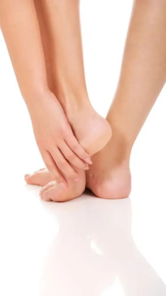 रूखी और फटी एड़ियों से आप भी हैं परेशान, ऐसे बनाएं मखमल सी मुलायम