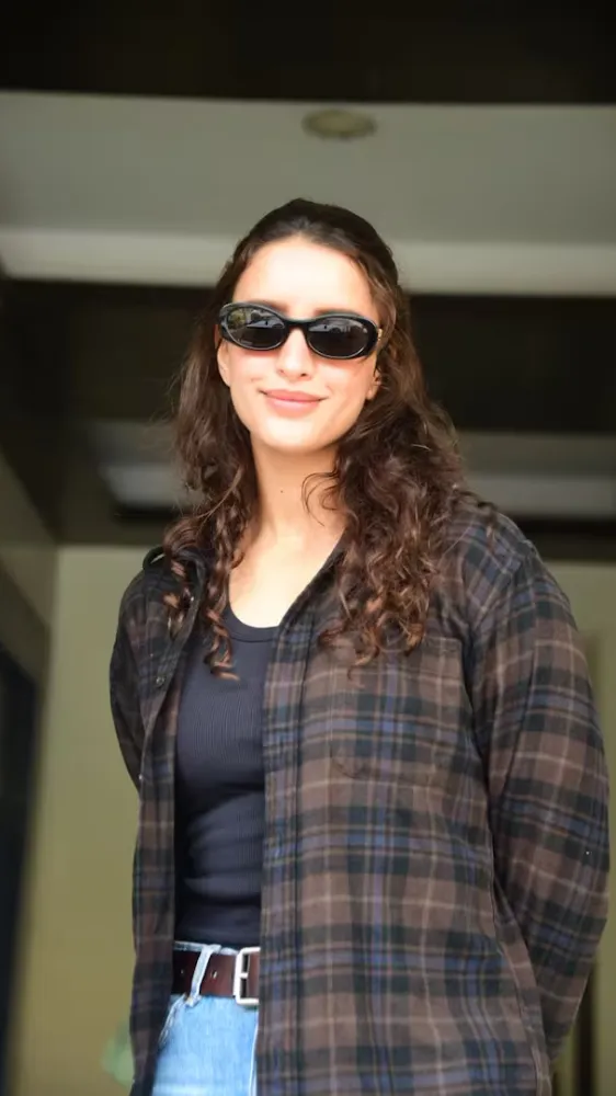 ब्लू डेनिम जींस और खुली शर्ट... तृप्ति डिमरी का क्लासी लुक जमकर हो रहा वायरल