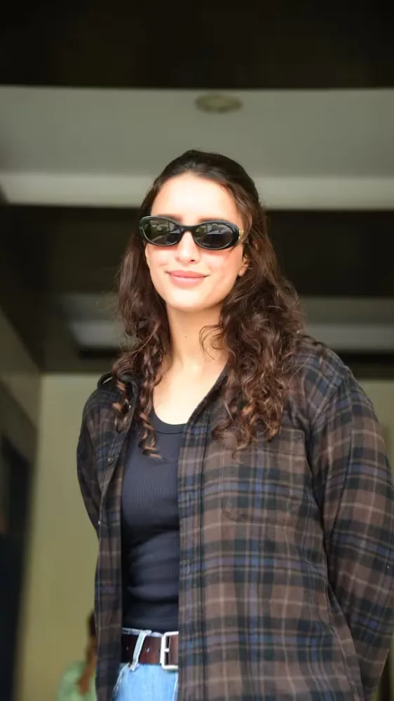 ब्लू डेनिम जींस और खुली शर्ट... तृप्ति डिमरी का क्लासी लुक जमकर हो रहा वायरल