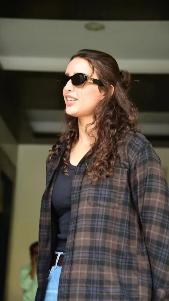 ब्लू डेनिम जींस और खुली शर्ट... तृप्ति डिमरी का क्लासी लुक जमकर हो रहा वायरल