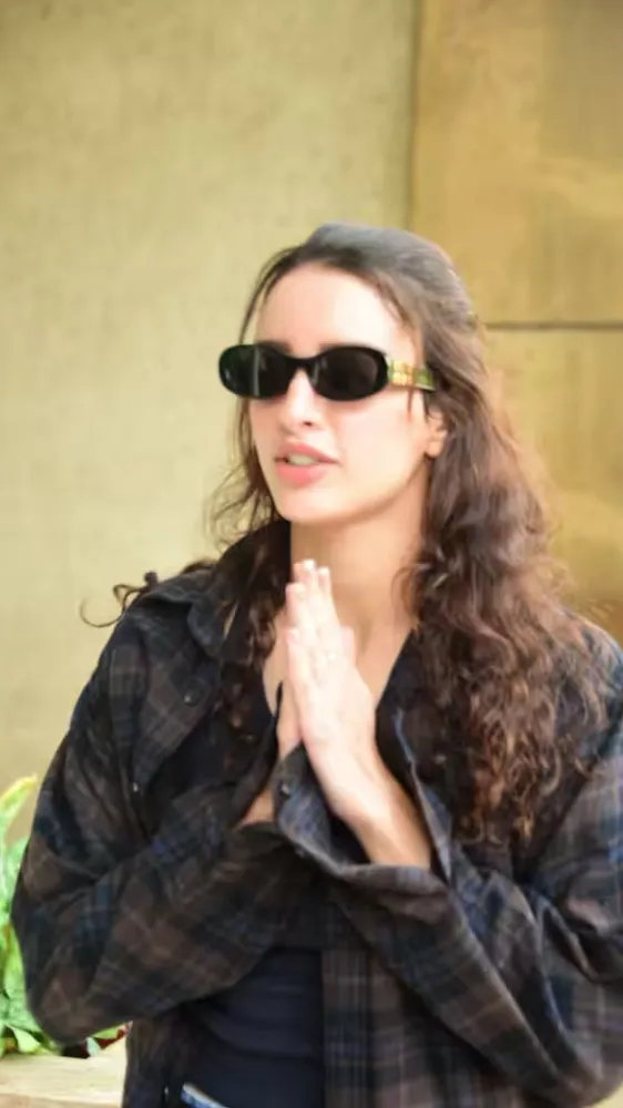 ब्लू डेनिम जींस और खुली शर्ट... तृप्ति डिमरी का क्लासी लुक जमकर हो रहा वायरल