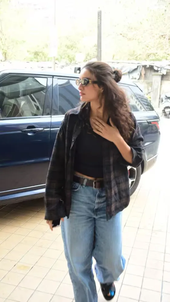 ब्लू डेनिम जींस और खुली शर्ट... तृप्ति डिमरी का क्लासी लुक जमकर हो रहा वायरल