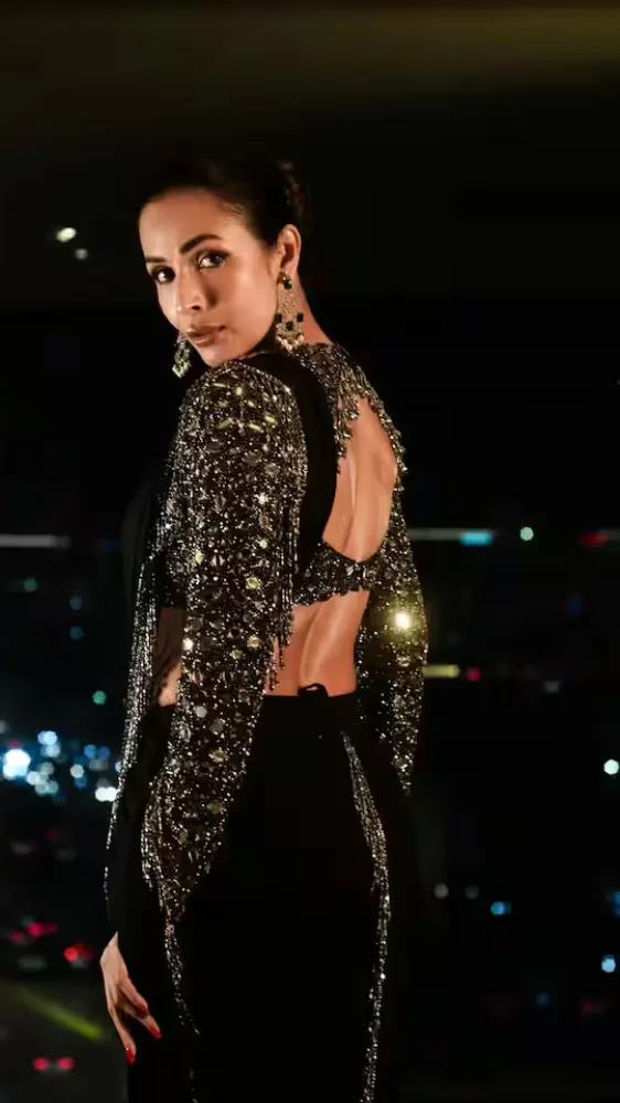 52 की उम्र में कहर ढाह रहीं मल्लिका शेरावत, काली साड़ी में तस्वीरें वायरल