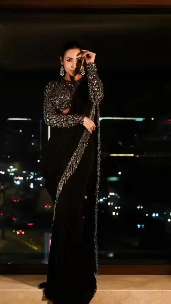 52 की उम्र में कहर ढाह रहीं मल्लिका शेरावत, काली साड़ी में तस्वीरें वायरल 52 की उम्र में कहर ढाह रहीं मल्लिका शेरावत, काली साड़ी में तस्वीरें वायरल