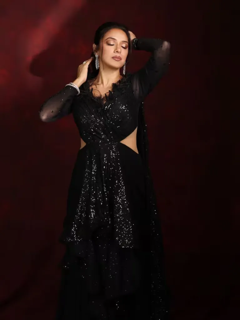 अनुपमा फेम की इन तस्वीरों ने सोशल मीडिया पर लगाई आग, साड़ी में फोटो वायरल