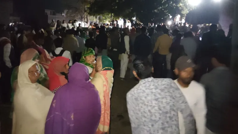 यूपी के कासगंज में खौफनाक घटना! बंद घर में एक साथ मिले पांच शव; फंदे पर लटका था पति