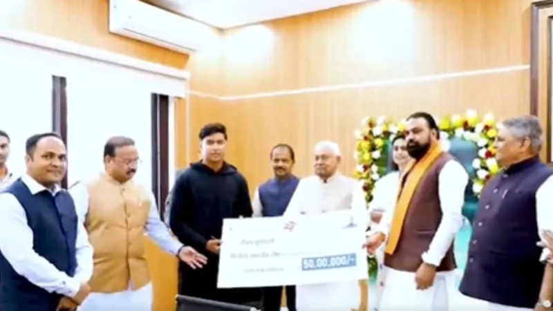नीतीश कुमार ने वैभव सूर्यवंशी को 50 लाख का दिया इनाम, जानें किसने दिया लग्जरी कार का तोहफा