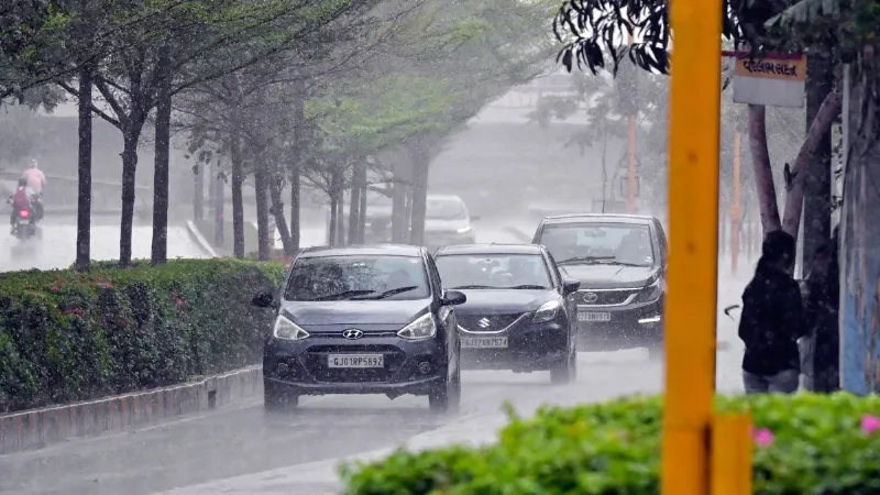 UP Weather: होली पर बरसेंगी बूंदें, उत्तर प्रदेश में मौसम विभाग ने जारी किया बारिश और तेज हवाओं का अलर्ट