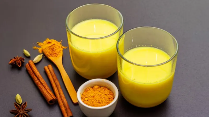 Haldi Doodh Benefits: सोने से पहले हल्दी वाला दूध पीना चाहिए या नहीं? जानें किन लोगों को हो सकती है दिक्कत