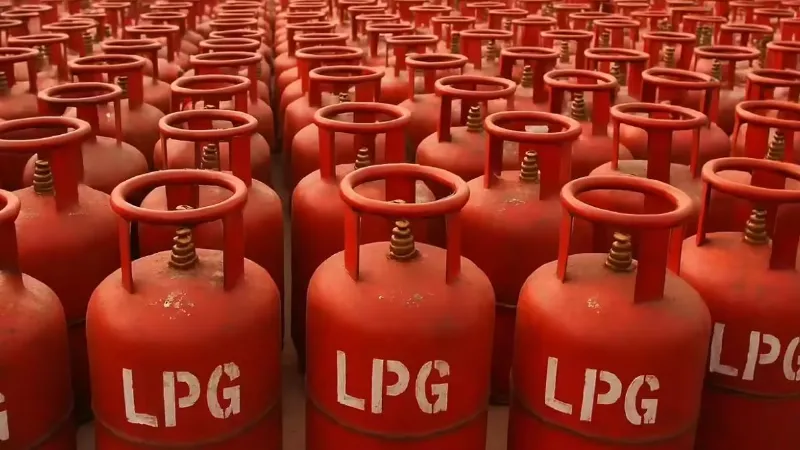 मिडिल ईस्ट जंग के बीच महंगा हुआ LPG सिलेंडर, घरेलू और कमर्शियल दोनों के बढ़े दाम, देखें नई कीमतें