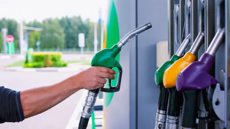 होर्मुज बंद होते ही पाकिस्तान में मचा हाहाकार, पेट्रोल-डीजल के दाम 55 रुपये बढ़े, ठप हुई तेल सप्लाई!