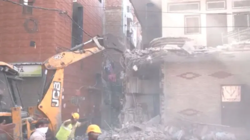 Delhi: उत्तम नगर हत्याकांड में 8 आरोपी गिरफ्तार, आरोपी निजामुद्दीन के घर पर गरजा बुलडोजर