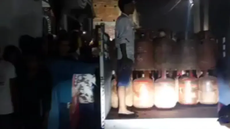 अररिया में LPG की कालाबाजारी करने वालों पर सख्त एक्शन, छापेमारी में एक घर और दुकान से 250 गैस बरामद