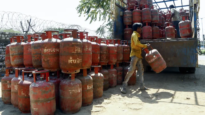LPG हो गया खत्म? अब एजेंसी जाने की जरूरत नहीं, बस इस नंबर पर करें कॉल और घर पहुंच जाएगा गैस सिलेंडर!
