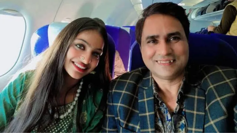 जिस शख्स ने वायरल गर्ल मोनालिसा को बनाया हिरोइन, उसी को मिल रही जान से मारने की धमकी, जानें पूरा मामला