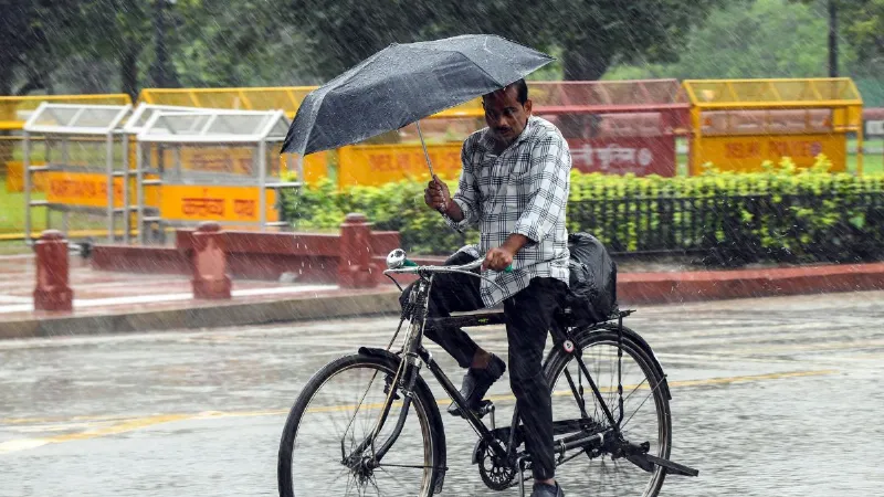 दिल्ली-NCR में बिगड़ा मौसम का मिजाज, सुबह-सुबह हुई झमाझम बारिश, IMD का 18 राज्यों में अलर्ट