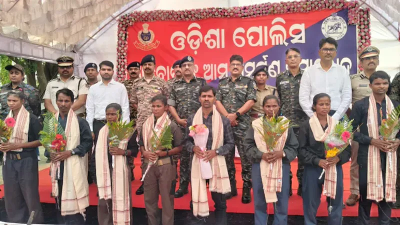 ओडिशा में 11 कट्टर नक्सलियों ने किया आत्मसमर्पण, DGP के सामने 7 महिला माओवादियों समेत डाले हथियार