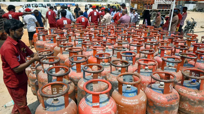 LPG सिलेंडर को लेकर केंद्र सरकार के इन पांच फैसलों का आप पर कितना पड़ेगा असर? जानें पूरी डिटेल