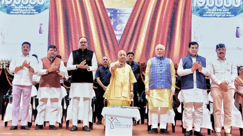 CM योगी का बड़ा तोहफा, पीएम आवास योजना की पहली किस्त जारी, 92 हजार लोगों के खाते में भेजे ₹900 करोड़