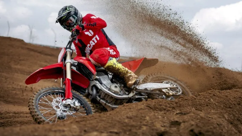 एडवेंचर लवर्स के लिए खुशखबरी, Ducati Desmo 450 MX हुई लॉन्च, दमदार इंजन से है लैस