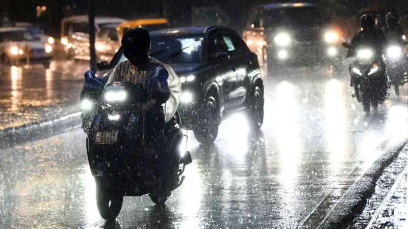 दिल्ली-NCR के मौसम ने ली करवट, तेज हवाओं के साथ झमाझम बारिश, 2 दिन का येलो अलर्ट