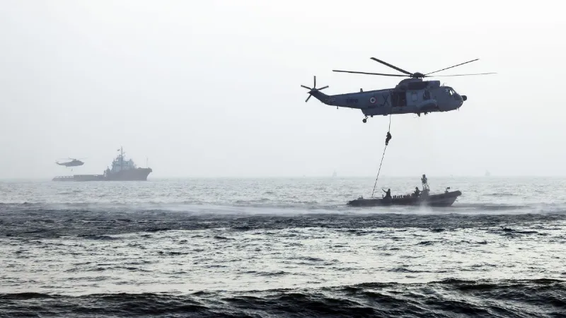 Iran War: एक्शन में भारतीय नौसेना, ओमान की खाड़ी में युद्धपोत तैनात, एनर्जी सप्लाई की सुरक्षा पर नजर