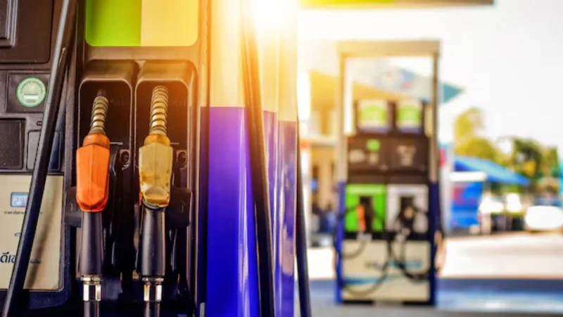 खाड़ी देशों में भड़की जंग के बीच भारत में बढ़े इस पेट्रोल के दाम, 2 से 2.3 रुपये प्रति लीटर तक हुआ इजाफा