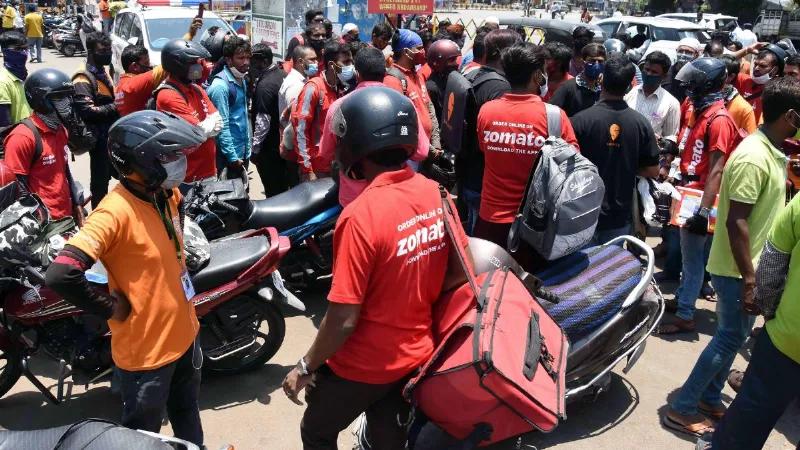 Zomato से ऑर्डर करना पड़ेगा मंहगा, कंपनी ने बढ़ाई प्लेटफॉर्म फीस; जानें आपकी जेब पर कितना होगा असर