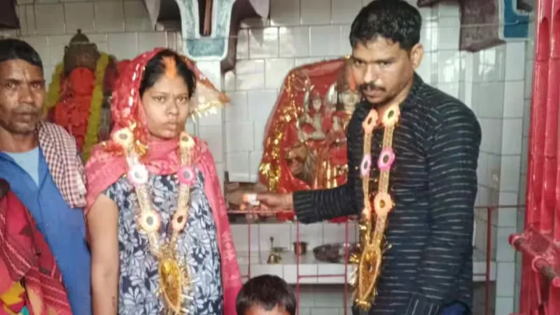 पत्नी ने मंदिर में प्रेमी से रचाई शादी, खड़ा-खड़ा देखता रह गया पति, बिहार में हैरान कर देने वाला मामला