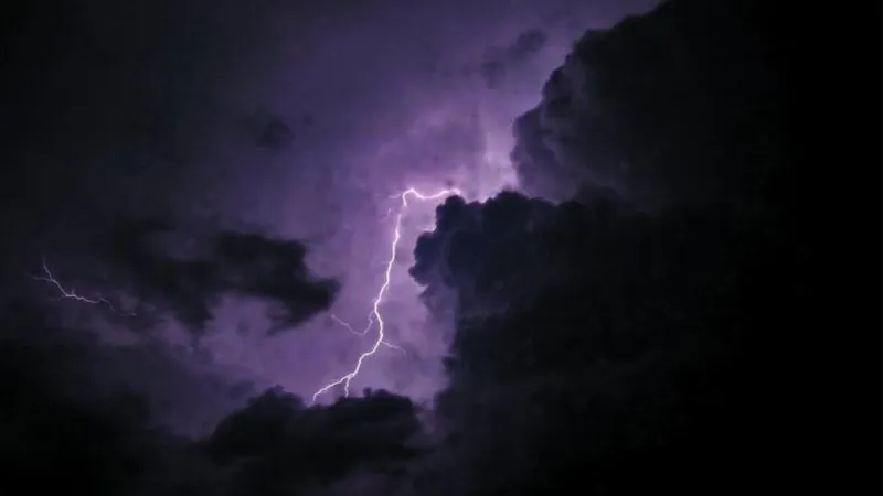 आंधी-बारिश और ओलावृष्टि ने यूपी में मचाई तबाही, 25 जिलों में 11 लोगों की मौत, फसलों को भारी नुकसान