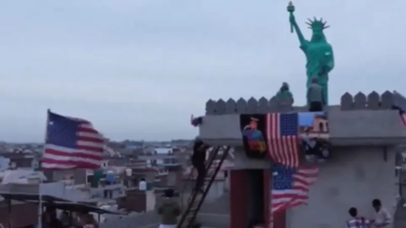 300000 रुपये खर्च करके घर के छत पर बनवा दिया स्टैच्यू ऑफ लिबर्टी, जानें कौन है वो शख्स