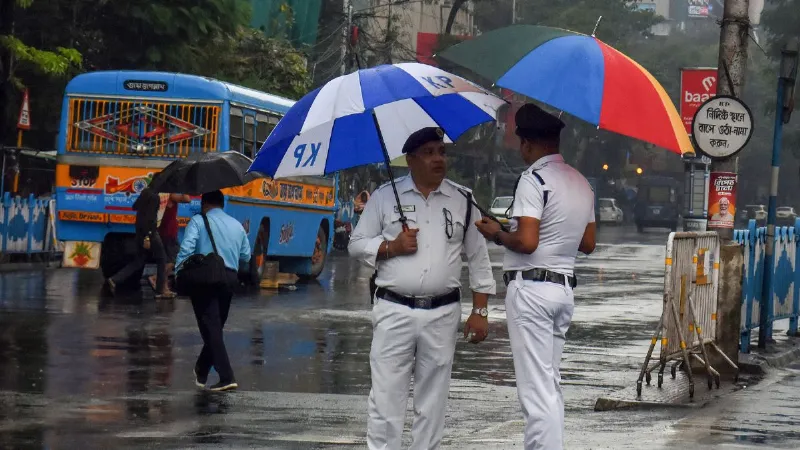 मार्च में ही बदला मौसम का मिजाज, काले बादल के साथ हो रही बारिश... 15 राज्यों में आंधी-तूफान का अलर्ट