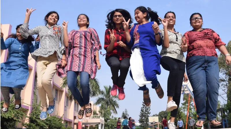 बिहार बोर्ड 12वीं का रिजल्ट हुआ जारी, लड़कियों ने फिर मारी बाजी; जानिए कैसे चेक करें रिजल्ट