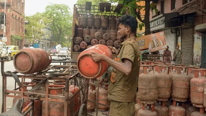 संकट के दौर में सरकार का बड़ा ऐलान, श्रमिकों को पहले मिलेगा 5 KG गैस सिलेंडर; जानें पूरी डिटेल