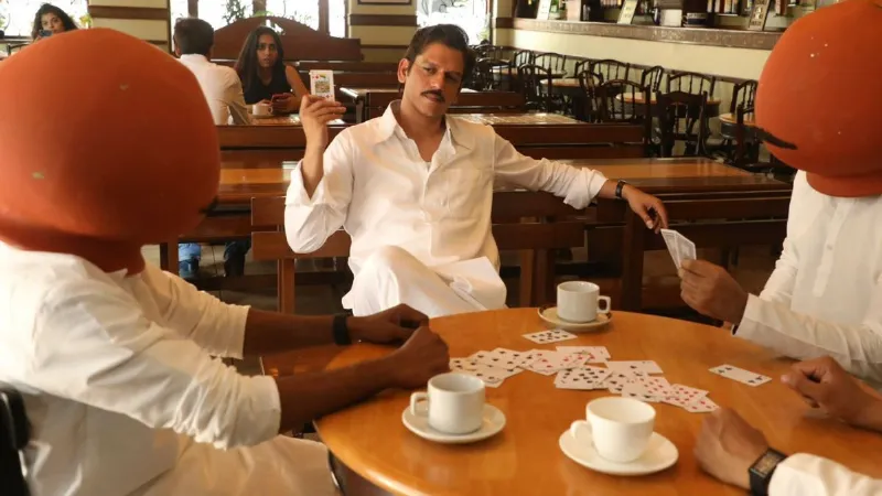 मरीन ड्राइव से लेकर गलियों तक छाया 'व्हाट द मटका', सफेद कुर्ते और ताश की गड्डी के साथ दिखे विजय वर्मा