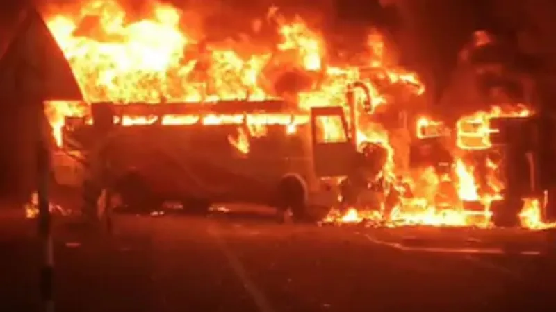 आंध्र प्रदेश में भीषण सड़क हादसा, लॉरी से टकराकर बस में लगी आग, 13 यात्रियों की जिंदा जलकर मौत