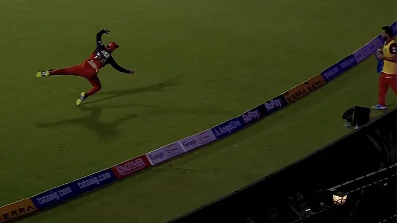 RCB vs SRH: फिल सॉल्ट का हैरतअंगेज कारनामा, हवा में छलांग लगाकर लपका जबरदस्त कैच, देखें VIDEO