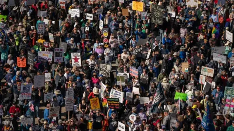 अमेरिका में शुरू हुआ 'नो किंग्स' प्रोटेस्ट, ट्रंप के खिलाफ सड़कों पर उतरे लाखों लोग, क्या है मांगें?