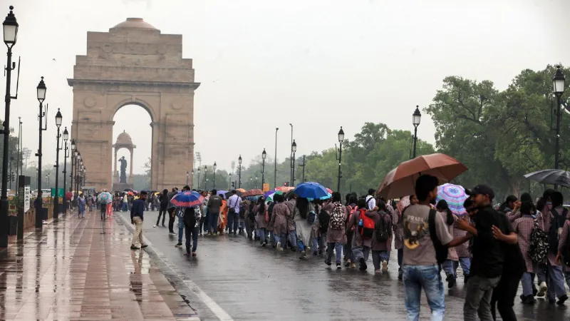 Weather: दिल्ली-NCR में बदला मौसम का मिजाज, तेज हवाओं के साथ बारिश के आसार, IMD ने दी चेतावनी