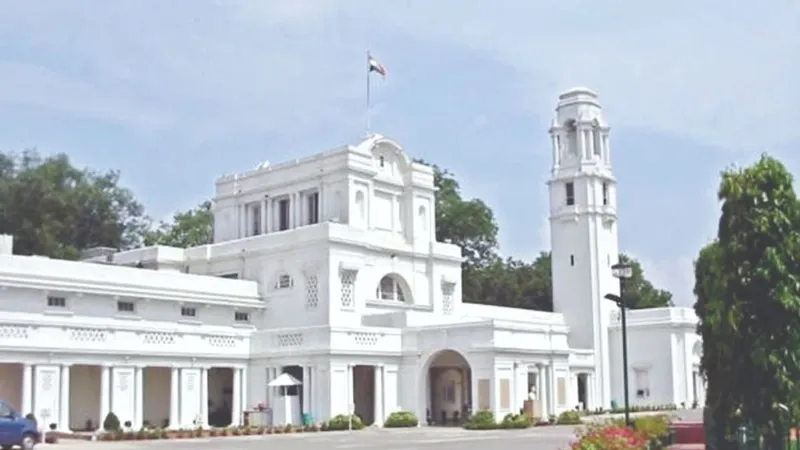 दिल्ली विधानसभा की सुरक्षा में बड़ी चूक, मेन गेट तोड़कर घुसी संदिग्ध कार; पुलिस जांच में जुटी