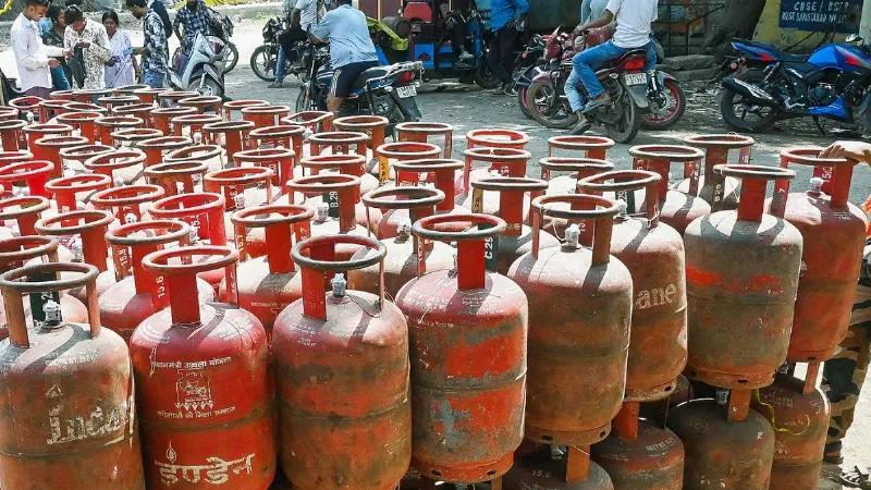 LPG संकट के बीच उज्ज्वला लाभार्थियों के लिए खुशखबरी, गैस सिलेंडर पर मिल रही ₹300 की सब्सिडी