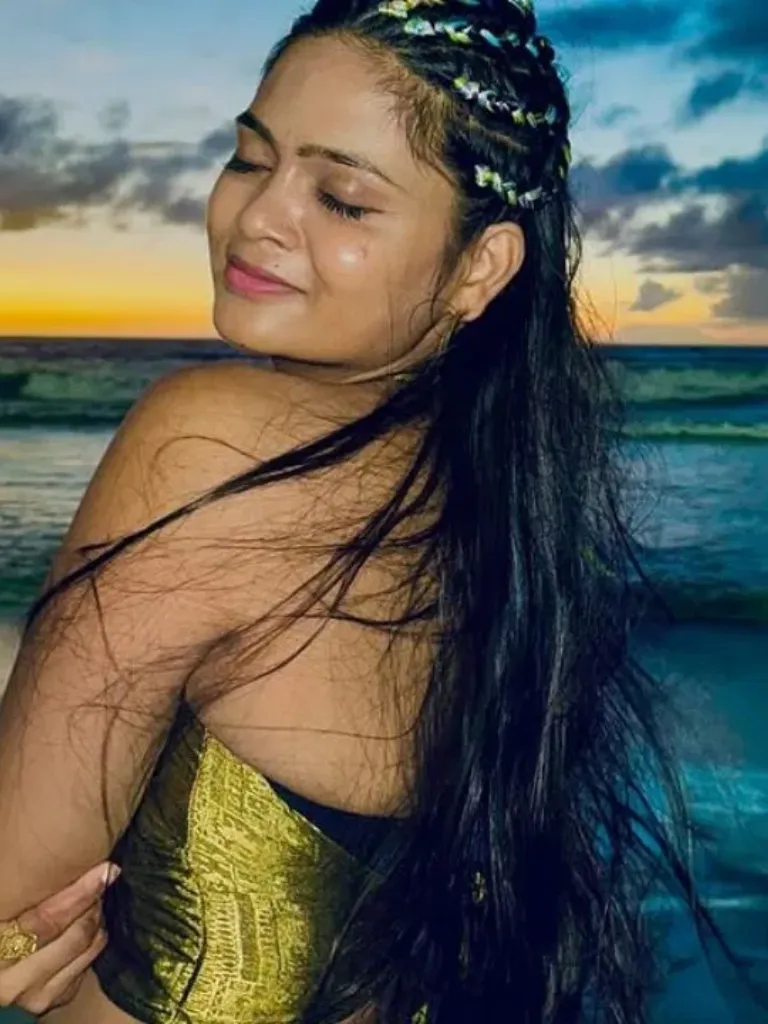 21 साल की उम्र, 3000 से ज्यादा सांप... मौत को खेल समझती है ये एक्ट्रेस, जानें कौन है साहिबा