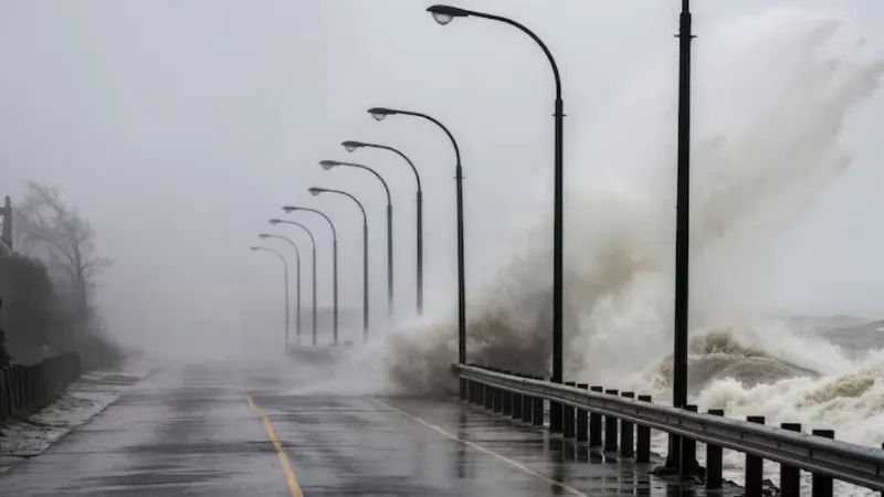 Weather: तेज हवाएं और बारिश का खतरा, तूफान जैसे हालात! IMD ने 13 राज्यों के लिए जारी किया अलर्ट
