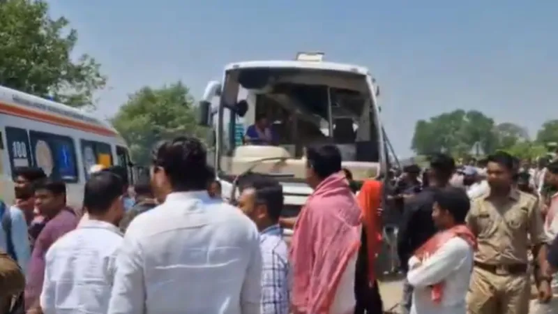 UP News Tragic road accident Ghazipur bus out of control trying to save Bolero death of two women
