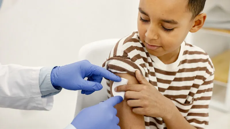 इस देश में खसरे का खतरनाक प्रकोप, 100 से ज्यादा बच्चों की मौत, जानिए कैसे फैलती है ये बीमारी